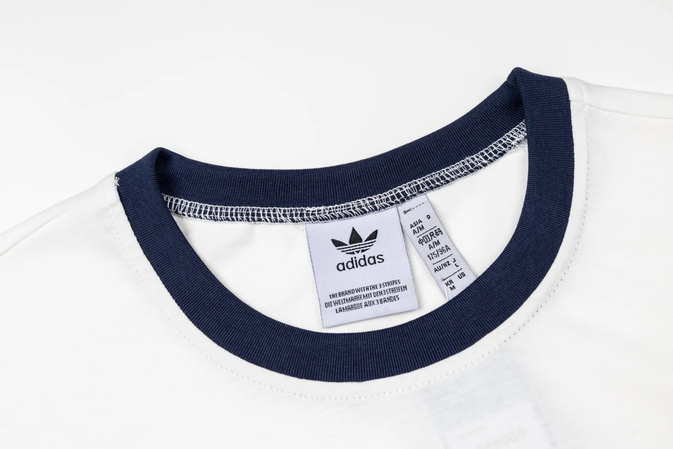 Adidas Clover Song Yuqi Same Style preppy short-sleeved pure cotton material, skin-friendly and breathable, super comfortable to wear in spring and summer! It has a loose fit on the front shoulder and Navy Blue contrasting edges, giving it a full retro college style✨. The embroidered badge on the chest is super delicate and highly recognizable. It goes well with short skirts or straight pants. It can be easily worn in daily casual or campus wear ~ Versatile also reduces age and directly adds a sense of youthful vitality! Style number: A 191# Color: Green White Size: S M L XL XXL